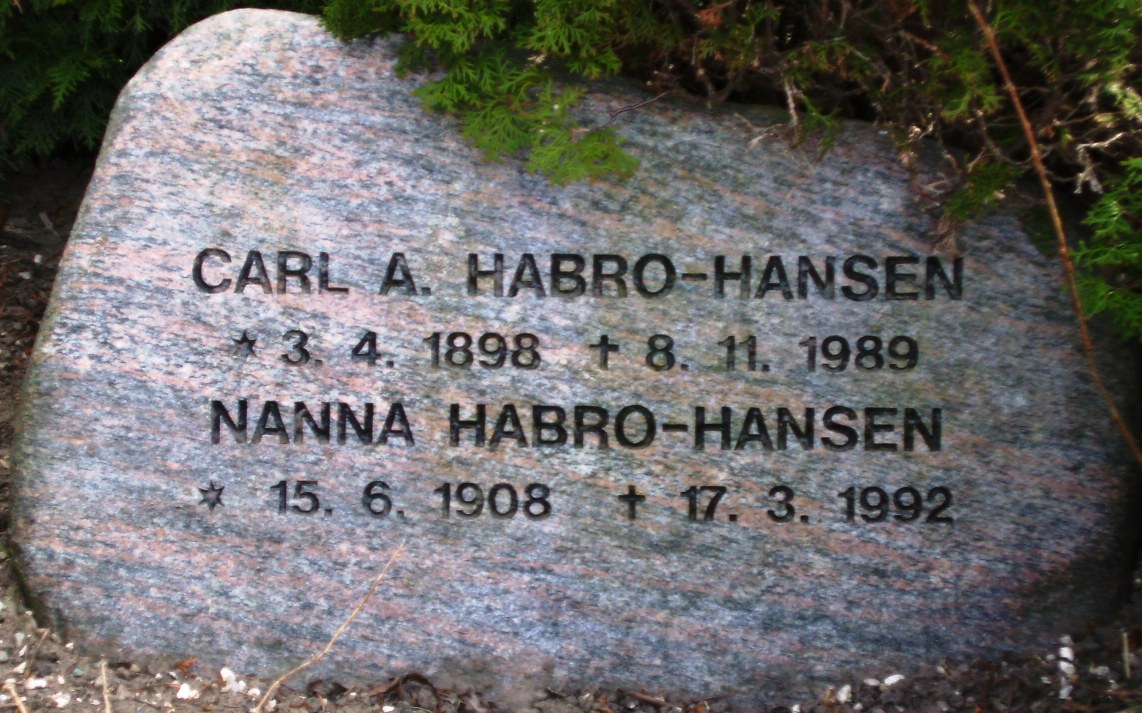 Nanna og Karl Habro-Hansens gravsten Ll. Lyngby Kirkegrd