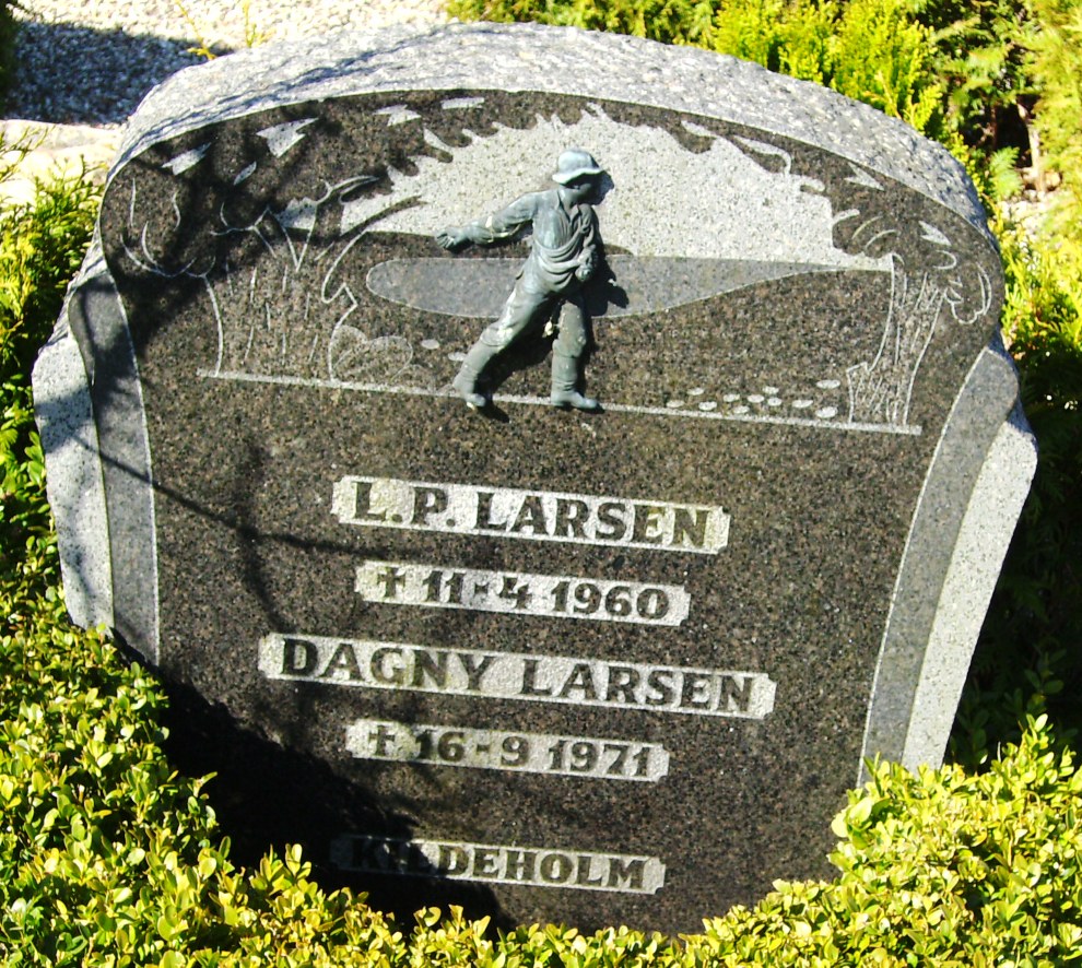 Dagny og Lars Peder Larsens gravsten Ll. Lyngby Kirkegård
