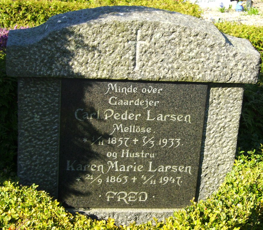 Karen Marie og Carl Peder Larsens gravsten Ll. Lyngby Kirkegård