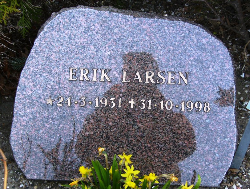 Erik Larsens gravsten Ll. Lyngby kirkegård