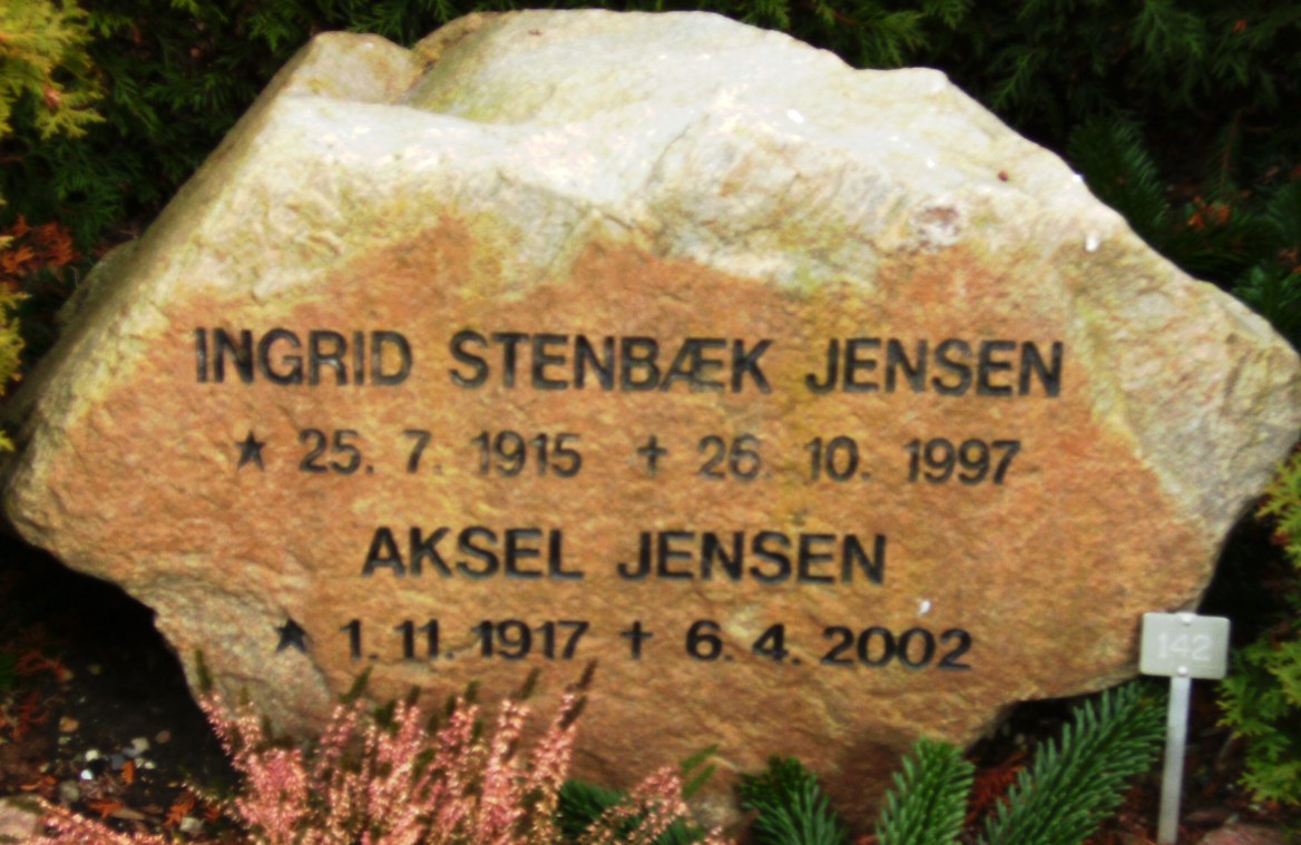 Ingrid og Aksel Jensens gravsten Ll. Lyngby kirkegård
