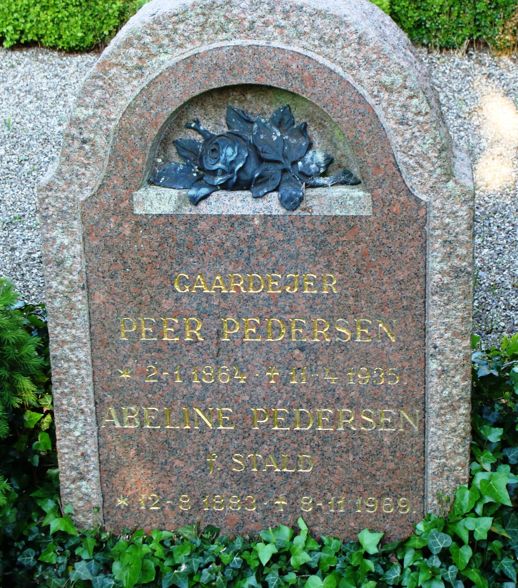 Abeline og Peder Hansens Pedersens gravsten p Skvinge Kirkegrd