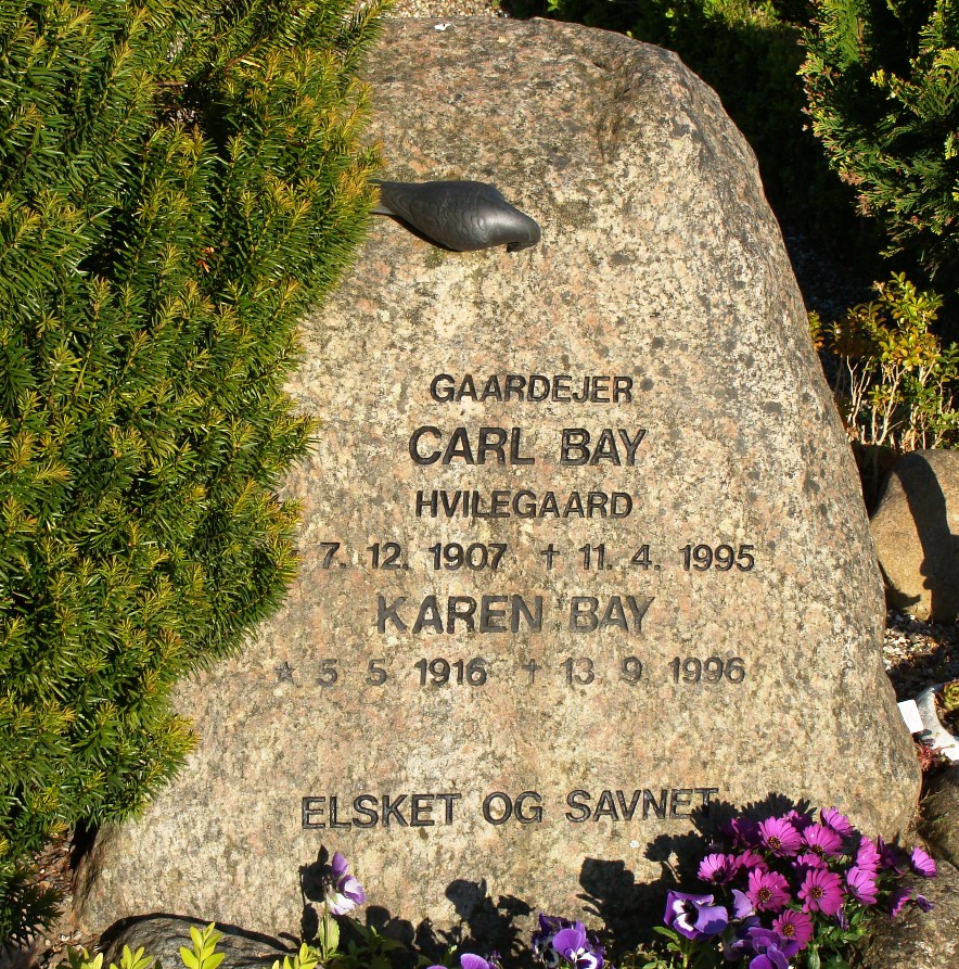Karen og Carl Bays gravsten på Skævinge Kirkegård