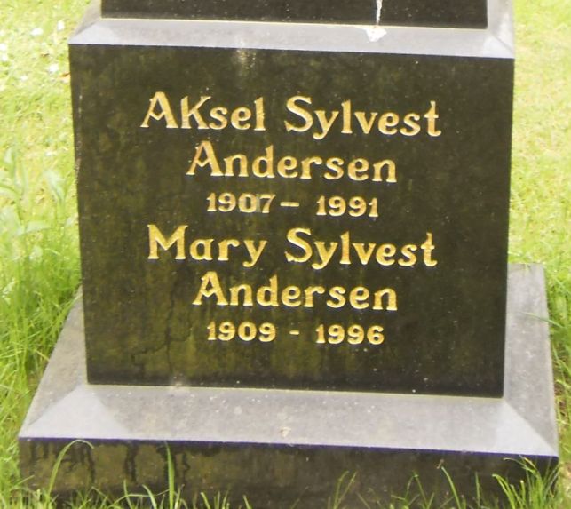 Mary og Aksel Sylvest Andersens gravsten p Str Kirkegrd