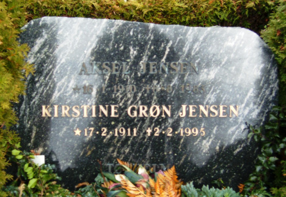 Aksel Jensens gravsten Ll. Lyngby Kirkegrd