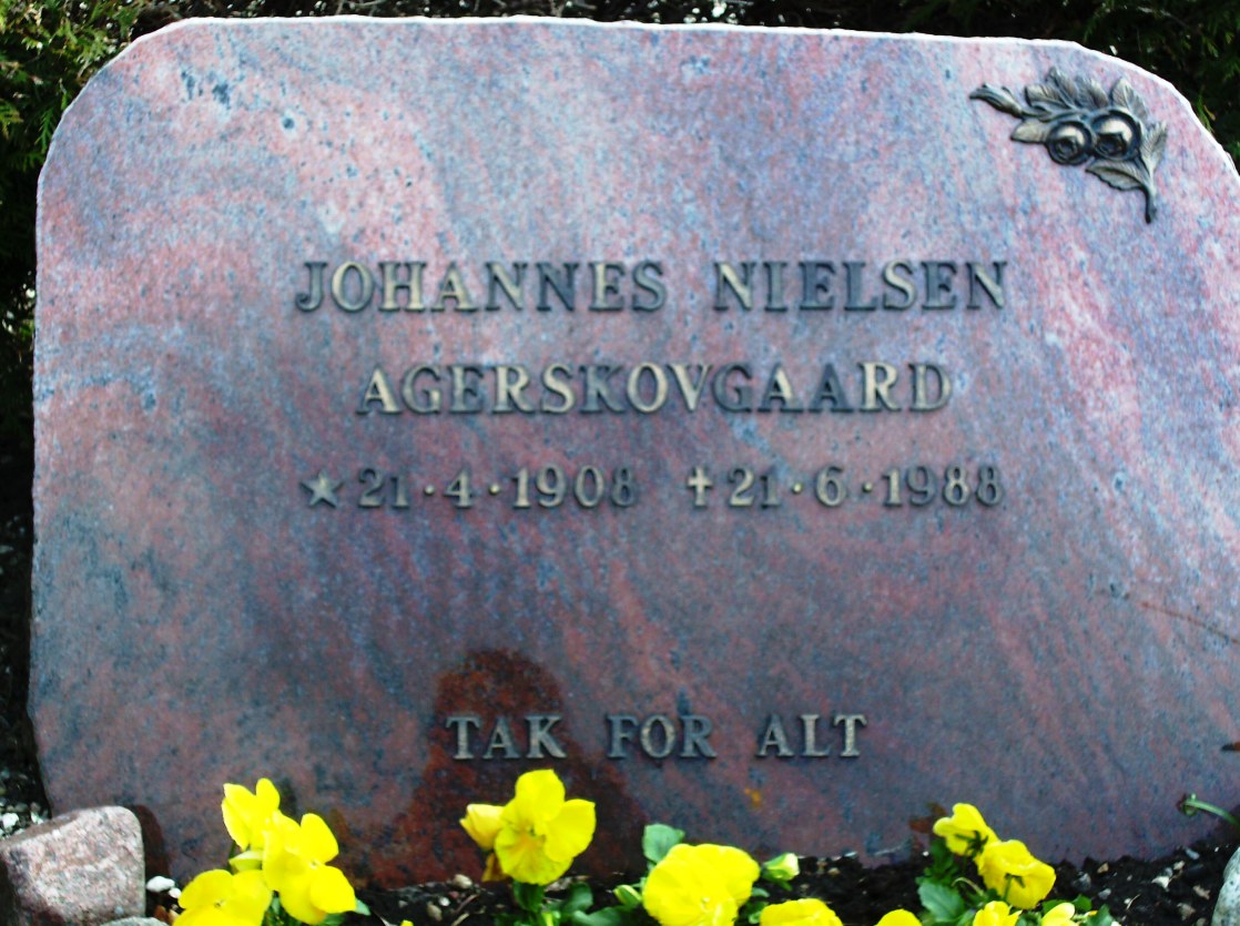 Johannes Nielsens gravsten Ll. Lyngby kirkegrd