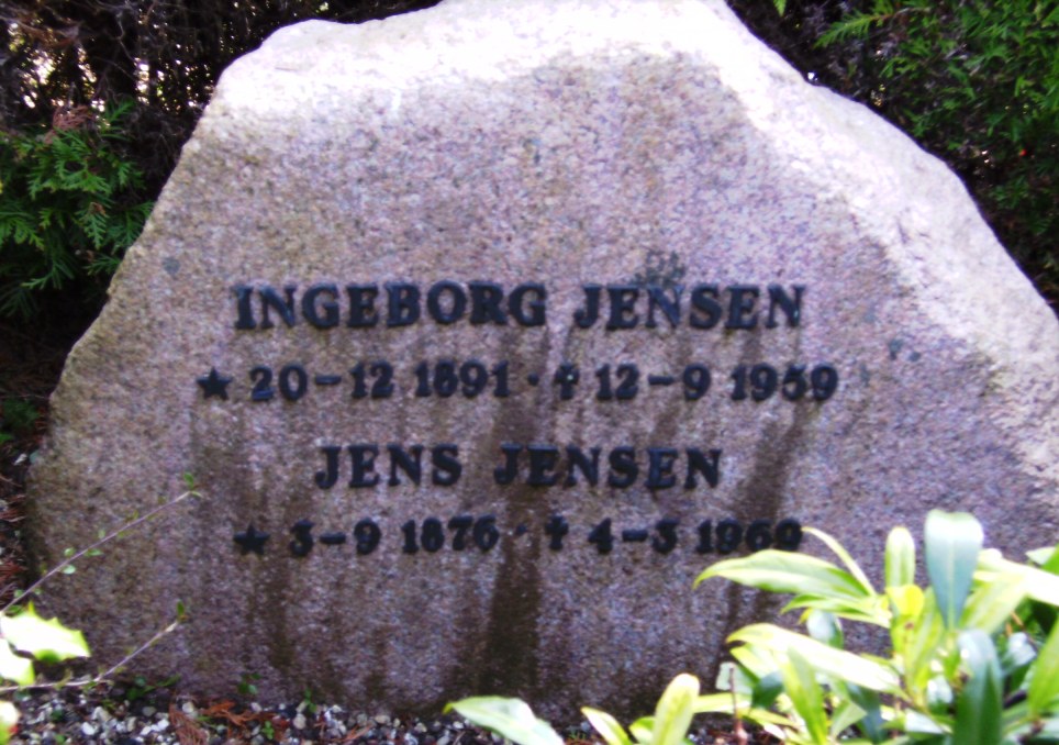 Ingeborg og Jens Jensens gravsten Ll. Lyngby kirkegård