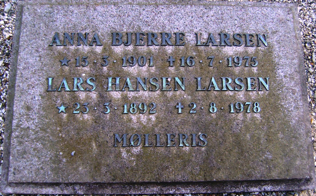 Anna og Lars Hansen Larsens gravplade Ll. Lyngby kirkegård