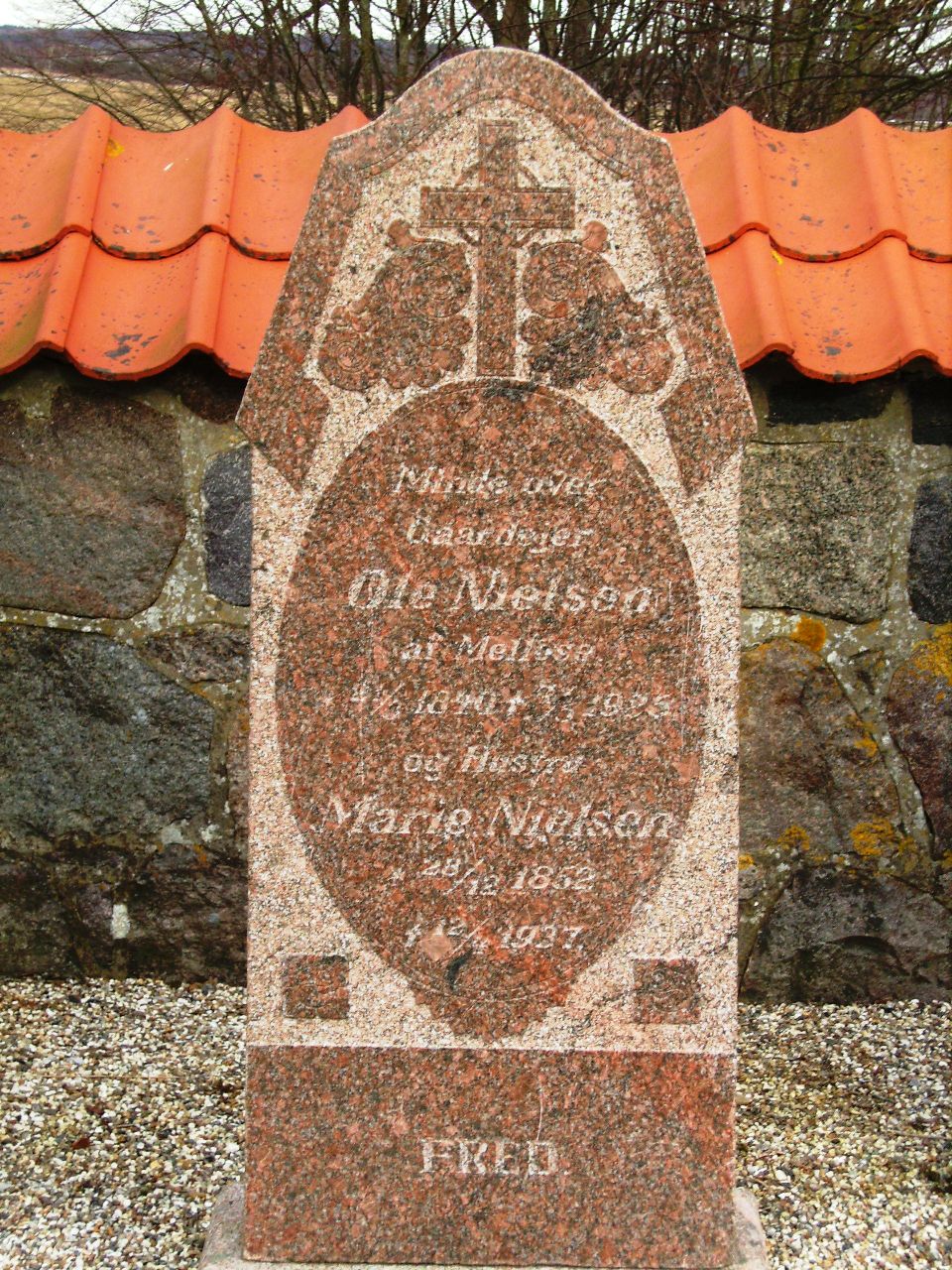 Sidse Marie og Ole Nielsens gravsten Ll. Lyngby kirkegård