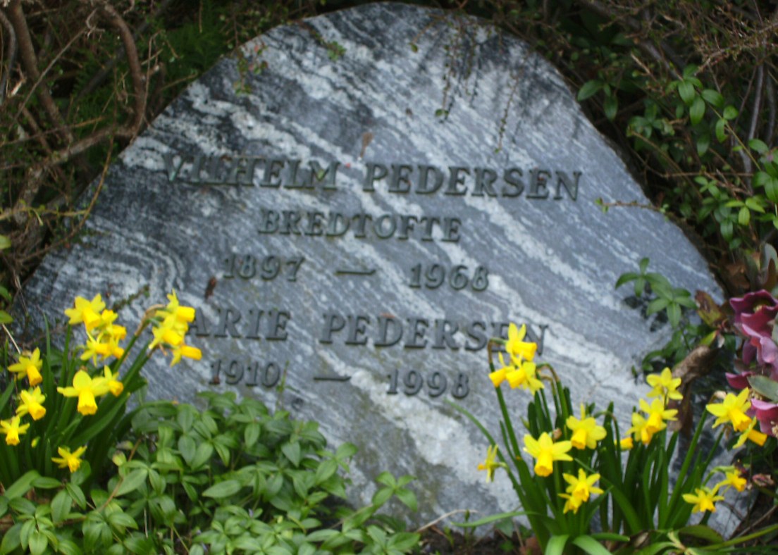 Marie og Vilhelm Pedersens gravsten Ll. Lyngby kirkegård
