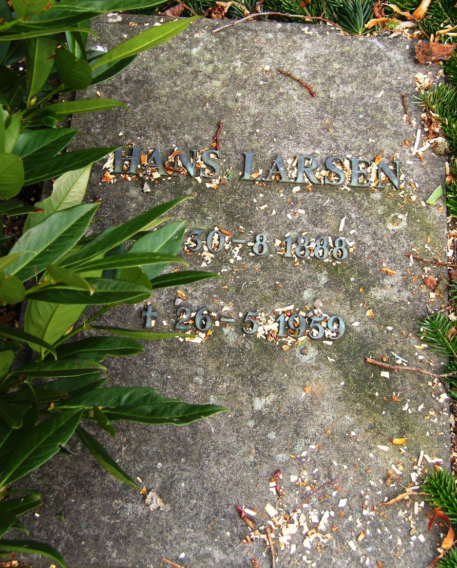 Hans Larsens gravsten Ll. Lyngby kirkegrd