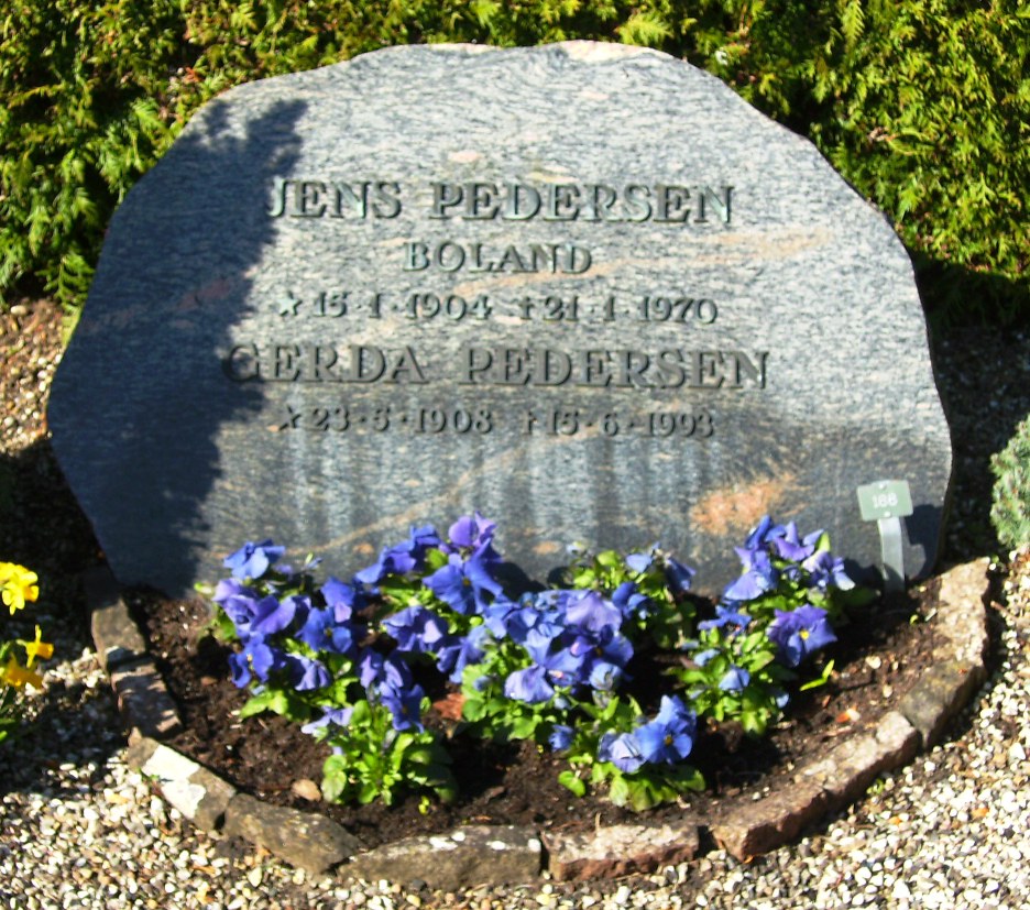 Gerda og Jens Pedersens gravsten Ll. Lyngby Kirkegård