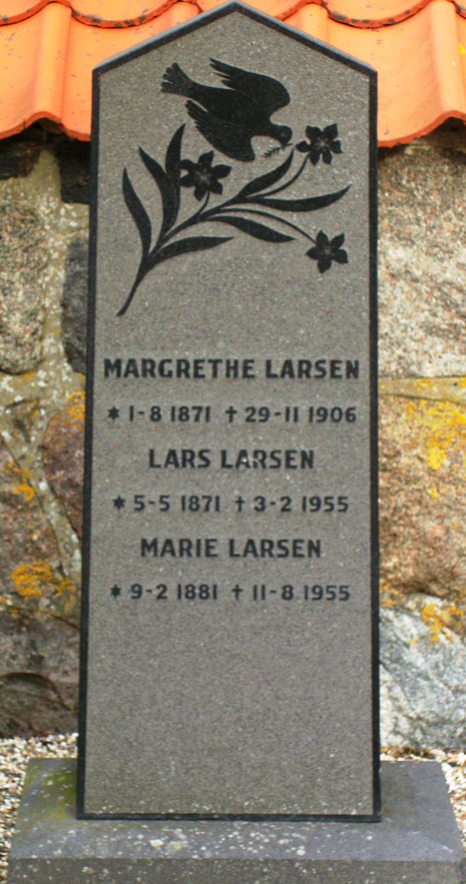 Lars Nielsen Larsens og hans 2 hustruers gravsten Ll. Lyngby kirkegård