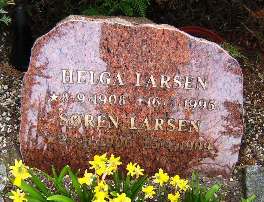 Helga og Søren Larsens gravsten Ll. Lyngby kirkegård