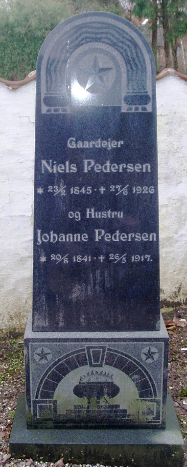 Johanne og Niels Pedersens gravsten p Skvinge Kirkegrd